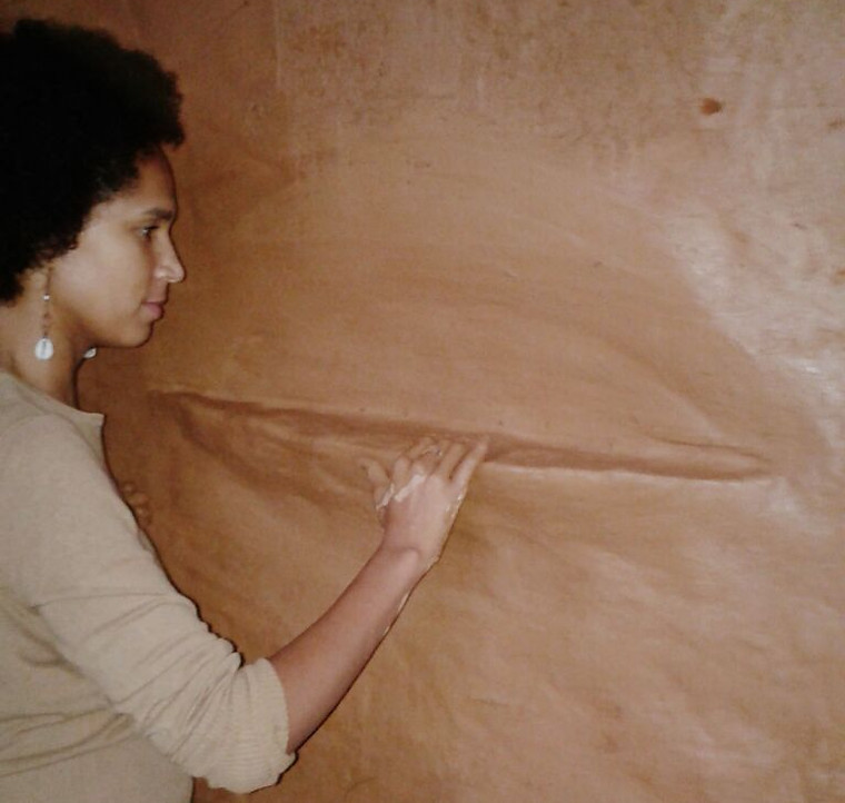 Modelagem de nicho e detalhe sobre parede interna curva de chalé de cob — o cob, em seu processo de secagem possibilita criatividade e arranjos diretamente na masssa da parede - arquitetura ecológica e bioconstrução ancestral por César Augusto Arquiteto Ecológico