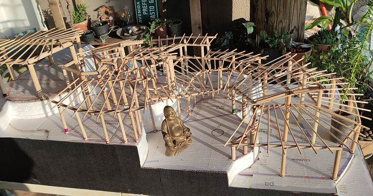 Maquete física de estudo estrutural para a cobertura da Casa Nave Terra, demonstrando a montagem tridimensional do vigamento em arquitetura sustentável.