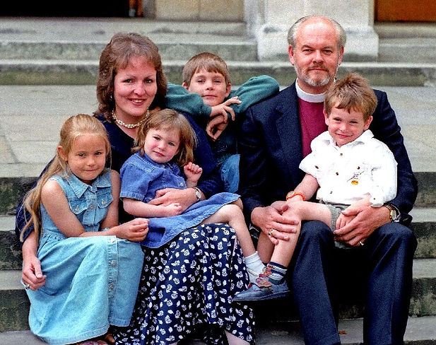 Biskup_z_rodziną_.jpg