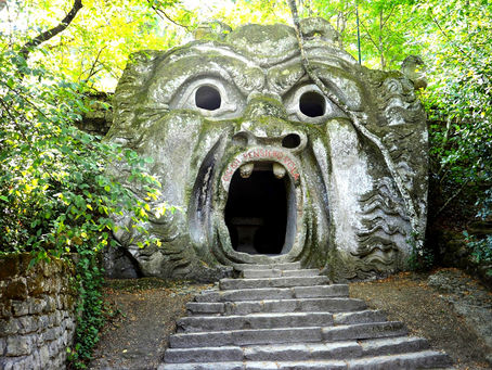 BENVENUTI NEL PARCO DEI MOSTRI DI BOMARZO: UN MONDO ENIGMATICO CHE NASCONDE UN PERCORSO INIZIATICO