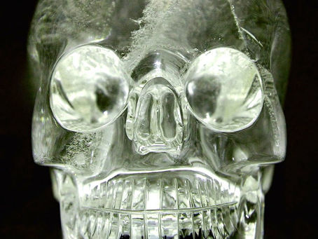 IL MISTERO DEI 13 TESCHI DI CRISTALLO: OGGETTI PREZIOSI CHE “CUSTODISCONO” I SEGRETI DELL’UMANITA’