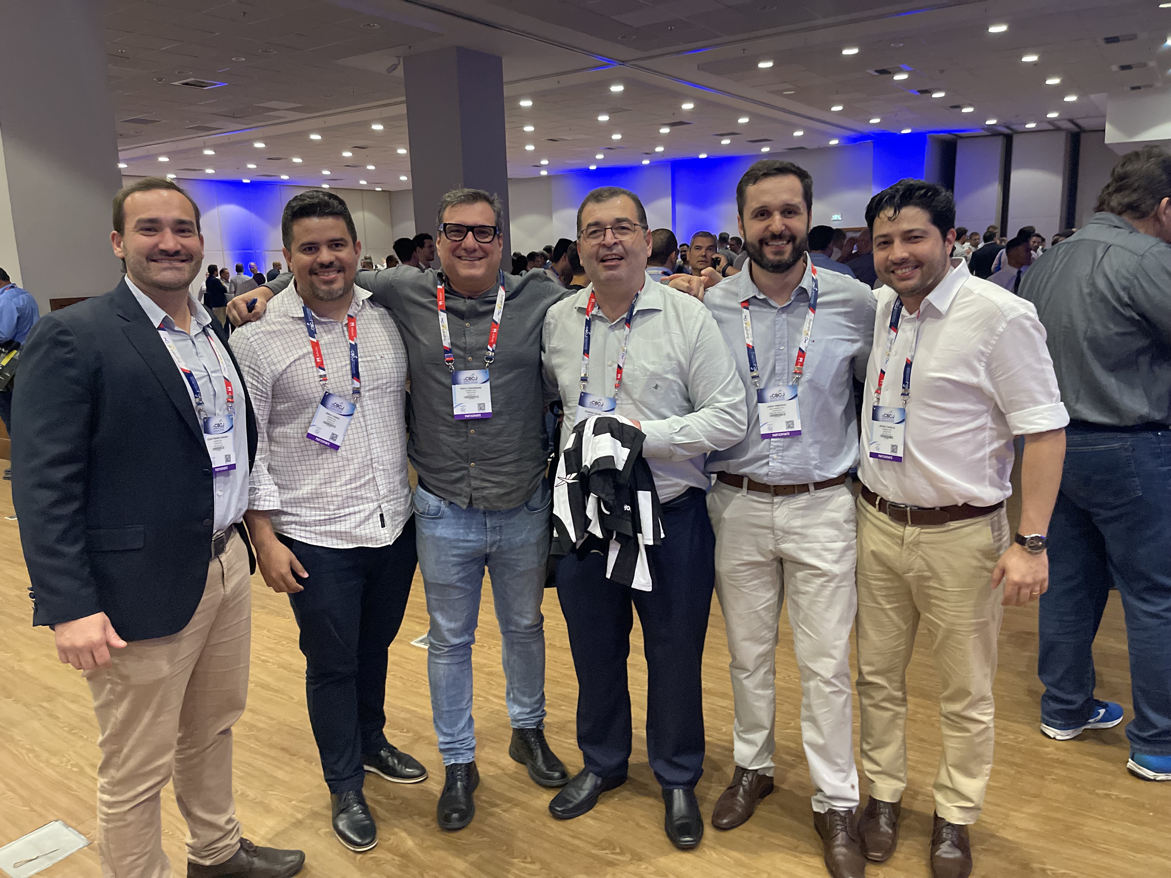 Grupo de homens em um evento ou conferência