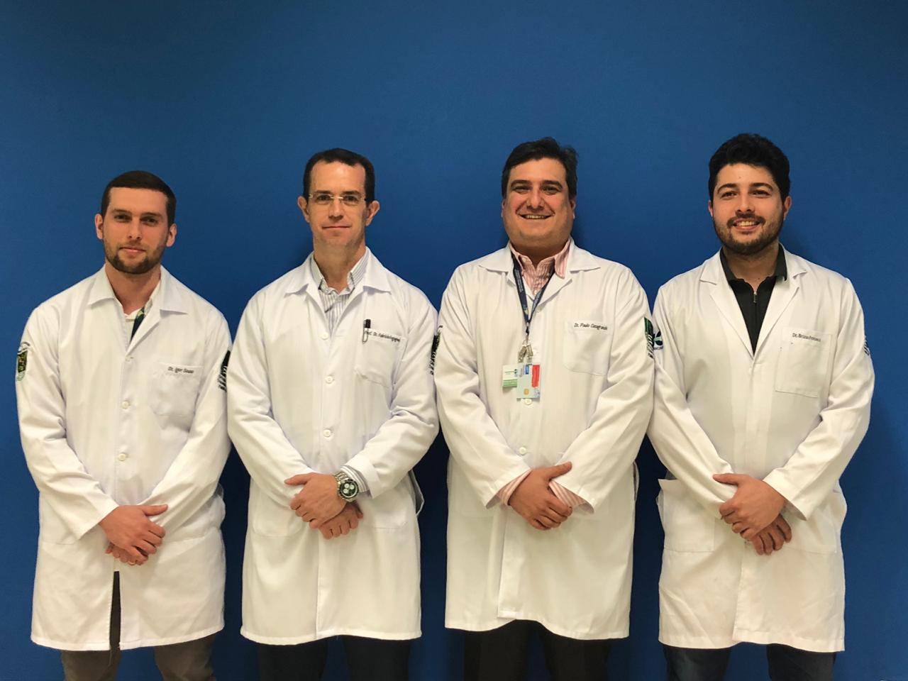 Ortopedistas, incluindo Dr. Bruno, em jaleco branco.