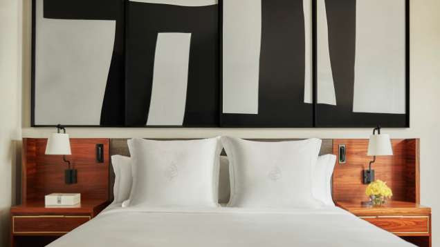 A double bed with beautiful and big paiting over it in a room of the new Four Seasons hotel in Sao Paulo. A place EM DMC Brazil likes because it is suitable for incentives as well as meetings.