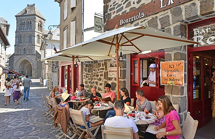 La Diligence, Salers - rue du Beffroi. Restaurant terroir dans le Cantal. Recettes traditionnelles auvergnates. Crêperie. Terrase.