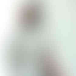 Nas mãos de Martins Pereira, a figura feminina ganha uma nova dimensão. As suas composições são um tributo à autenticidade e à beleza singular, onde cada linha conta uma história de afirmação. 