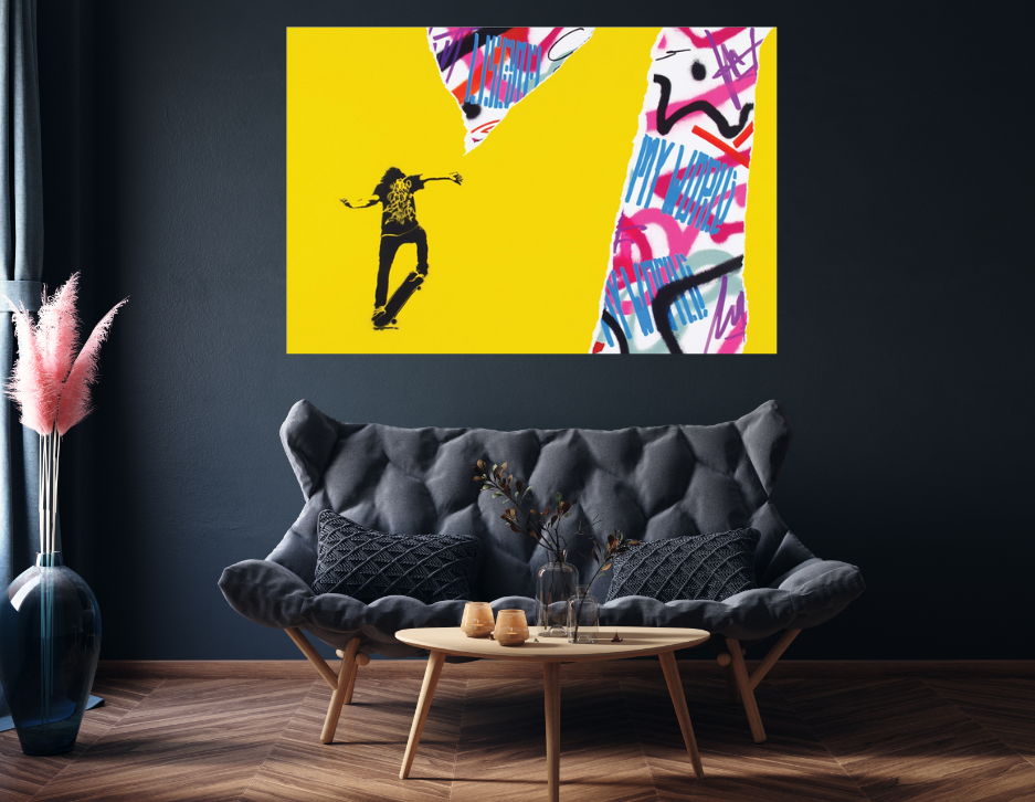 Manuel d´Olivares nasceu em Angola, vive e trabalha entre Barcelona e Paris A Serigrafias & Afins, ao falar deste artista, destaca uma obra profundamente influenciada pela realidade urbana, em que o artista cria um paralelismo entre a fusão das suas memórias pessoais – resultado das constantes mudanças de casa e de lugares – e a mistura de mensagens ocultas, semelhantes a um palimpsesto. Essas mensagens, muitas vezes visíveis em cartazes publicitários sobrepostos, rasgados e deteriorados pelo tempo, tornam-se elementos carregados de significados e histórias esquecidas.