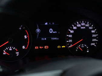 Luz de Freio Acesa no Painel: O Que Significa?