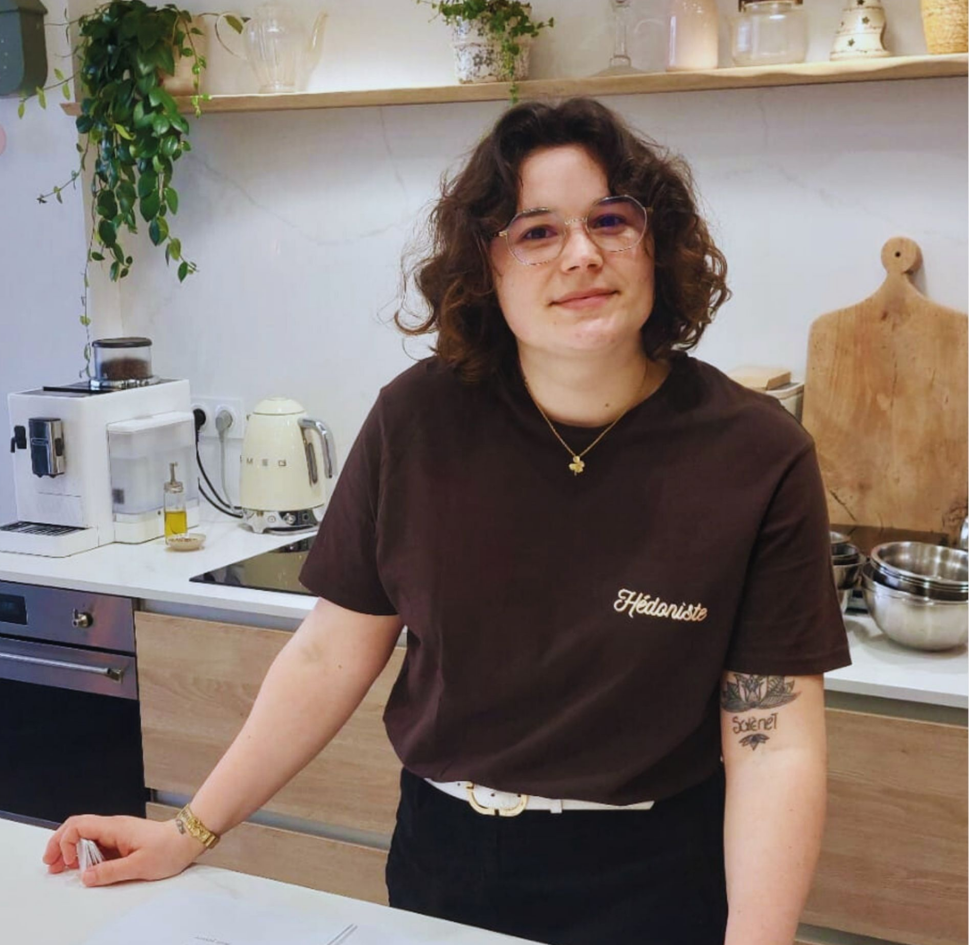 Solène de l'Hédoniste dans la cuisine de l'atelier Etincelles à Dijon.