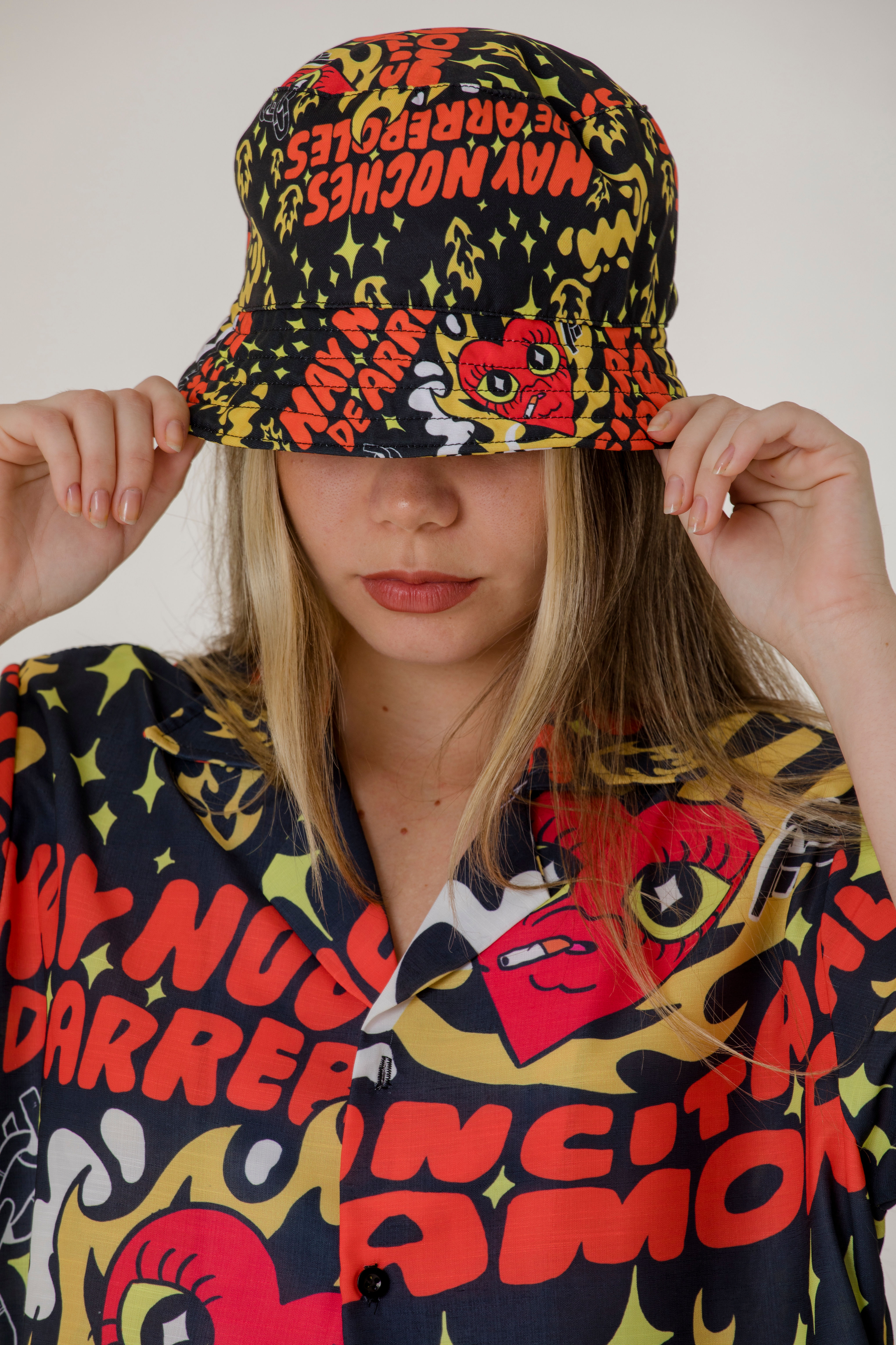 Bucket Hat - Noche de arreboles negro