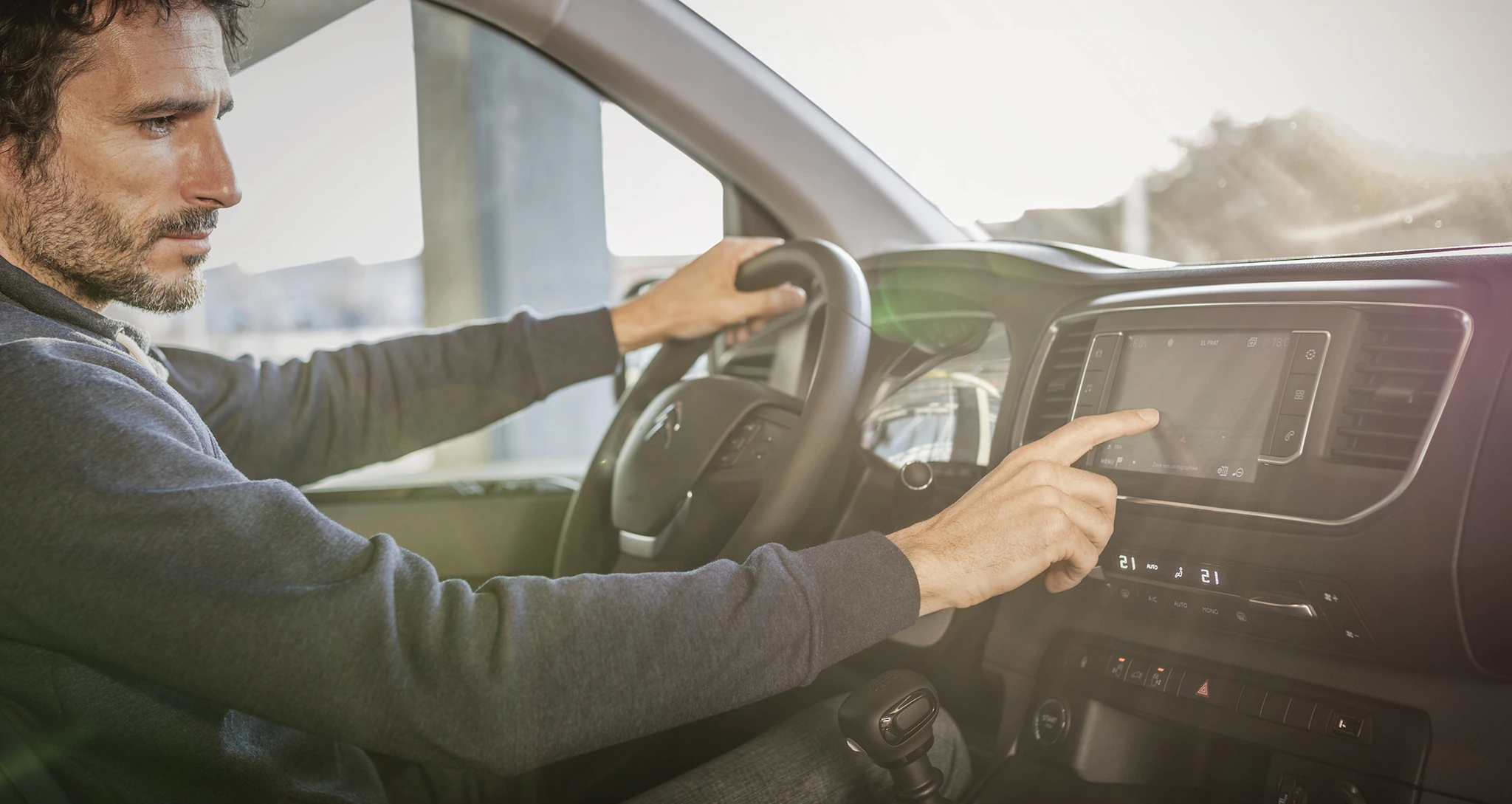Die Vordersitze des Citroën Jumpy sind nach ergonomischen Gesichtspunkten gestaltet: Durch die hohe Sitzposition überblicken Sie die ganz Fahrbahn. Durch das sehr gut gedämpfte Fahrwerk bietet der Transporter einen hervorragenden Fahrkomfort. Dank der freihändig bedienbaren Schiebetüren ist er im Alltag sehr benutzerfreundlich. Die Kabine verfügt über ein integriertes Schreibpult und eine Halterung für ein Tablet mit einer Grösse von bis zu 11 Zoll.