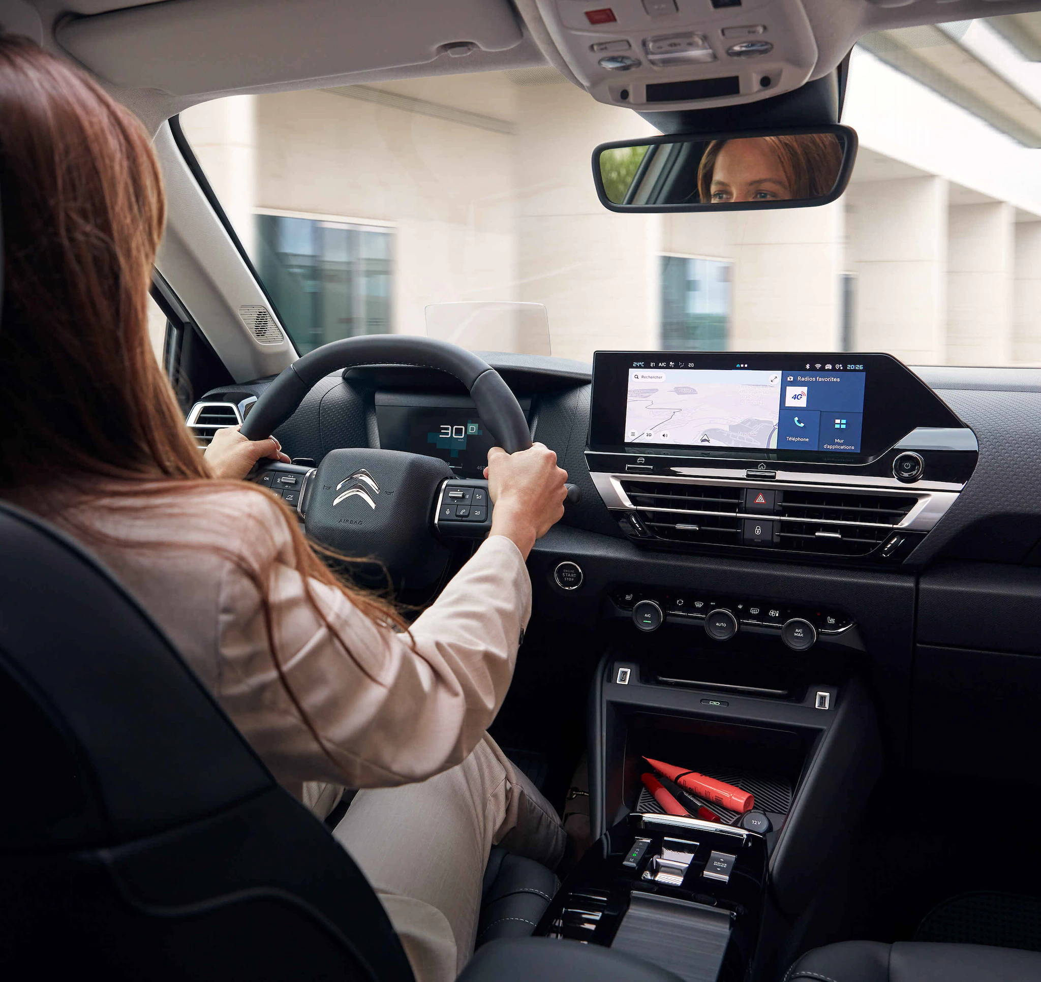 Die Interaktion mit dem Citroën ë-C4 X Elektrisch ist so leicht und intuitiv wie jede andere Technologie, die Sie zu Hause verwenden. Der Batteriestatus und die Reichweite sind über eine eigene Anzeige auf dem digitalen Armaturenbrett einsehbar. Zudem können Sie sich die Leistungsanzeige (Stromzähler), den Energiefluss sowie den Einfluss der Heizung und Klimaanlage auf den Energieverbrauch anzeigen lassen. Spezielle Seiten des Touchscreens, die direkt über eine Taste in der Mittelkonsole aufgerufen werden können, zeigen den Betriebsstatus des Systems oder die Einstellungen für das verzögerte Aufladen der Batterie an. Und auch beim Aufladen bleiben Sie einfach informiert: Der Bildschirm verrät Ihnen die verbleibende Zeit bis zur vollständigen Aufladung, die zurückgewonnene Reichweite und den Prozentsatz der zurückgewonnenen Batterieladung.