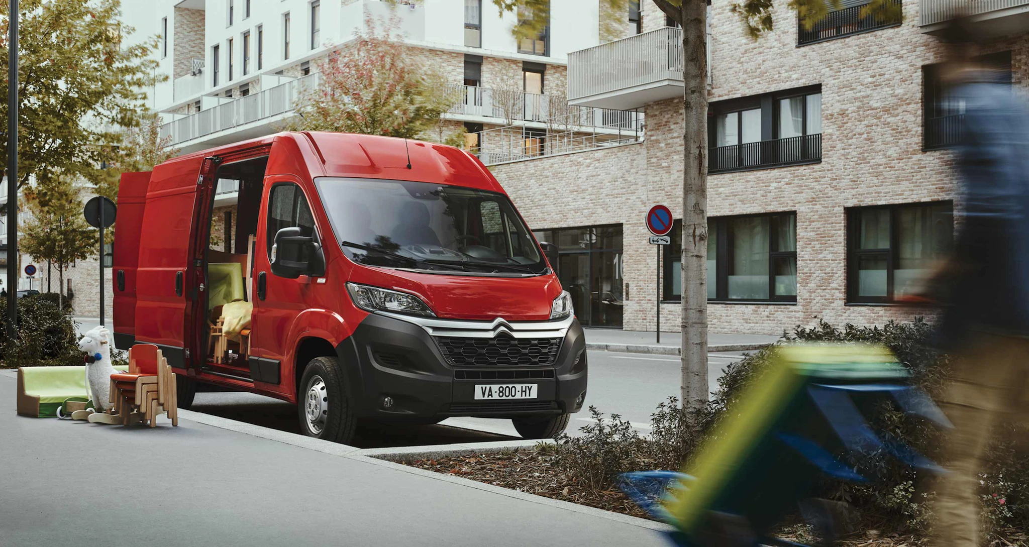 Der Citroën Jumper ist in 4 Längen und 3 Höhen erhältlich. Er verfügt über eine Nutzlast von bis zu 1750 kg (auf dem Fahrgestell mit Kabine), ein Ladevolumen von bis zu 17 m3 und ein zulässiges Gesamtgewicht von bis zu 4 Tonnen. Der Transporter ist mit grossen und funktionellen Öffnungen ausgestattet, die das Beladen erleichtern.