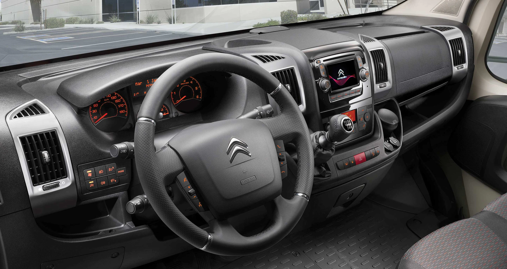 An Bord des Citroën Jumper steht Sicherheit an erster Stelle. Entdecken Sie Fahrhilfen, die all Ihre Fahrten erleichtern.
Der Citroën Jumper zeichnet sich durch ergonomisches Fahren und intuitive Konnektivität mit Technologien aus, die Sie bei Ihrer Arbeit unterstützen. Nutzen Sie My Citroën Drive, um Ihre Navigation zu vereinfachen, oder My Citroën Assist, um die Sicherheit zu erhöhen.