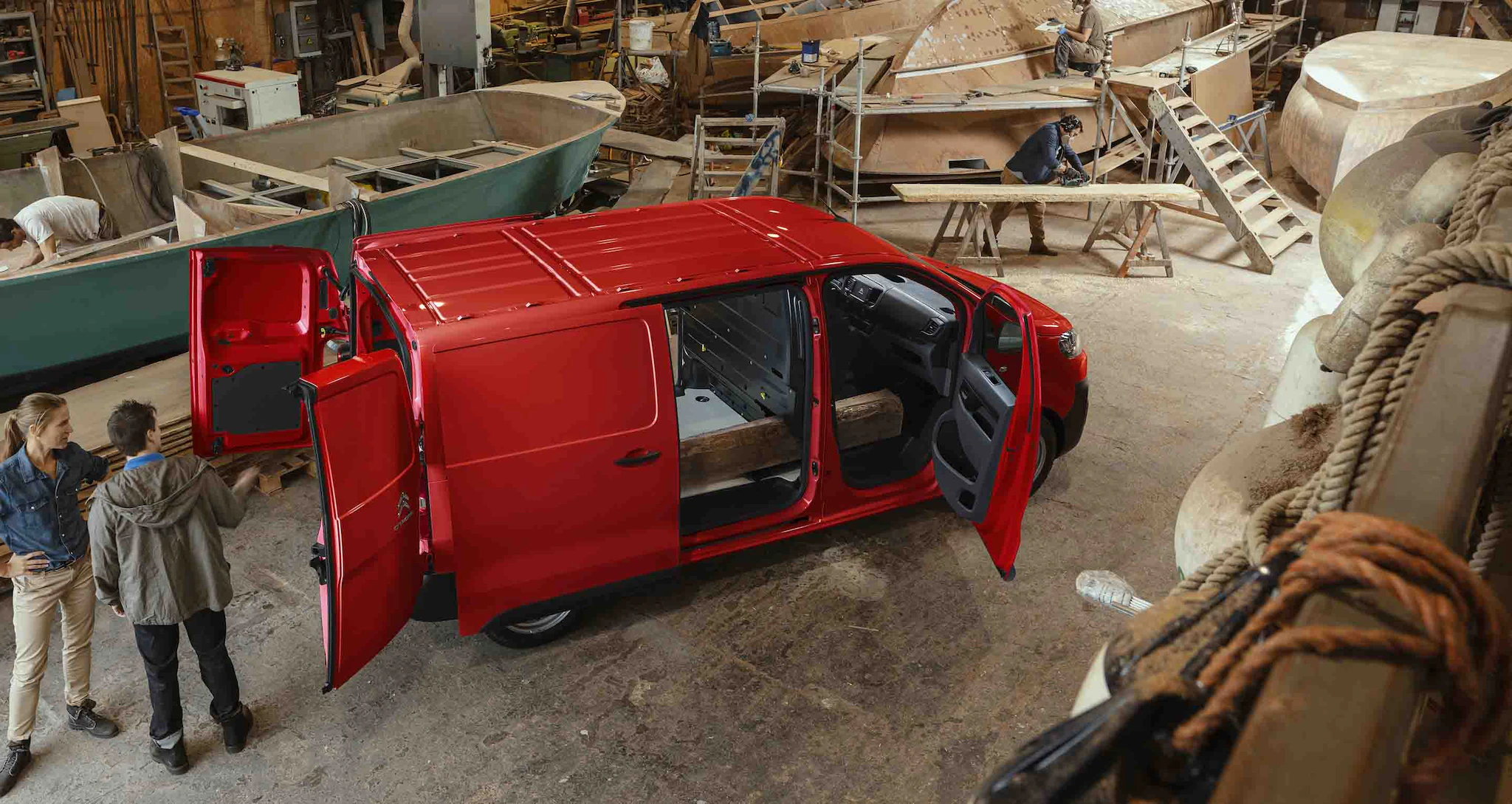 Der Citroën Jumpy ist Ihr Partner im Alltag. Er bietet zahlreiche Funktionen, wie zum Beispiel Moduwork, ein System zum Hochklappen des seitlichen Beifahrersitzes für den Transport von langen Gegenständen.
Mit der vertiefte Kabine Version müssen Sie sich nicht mehr zwischen Personenbeförderung und Ladung entscheiden.