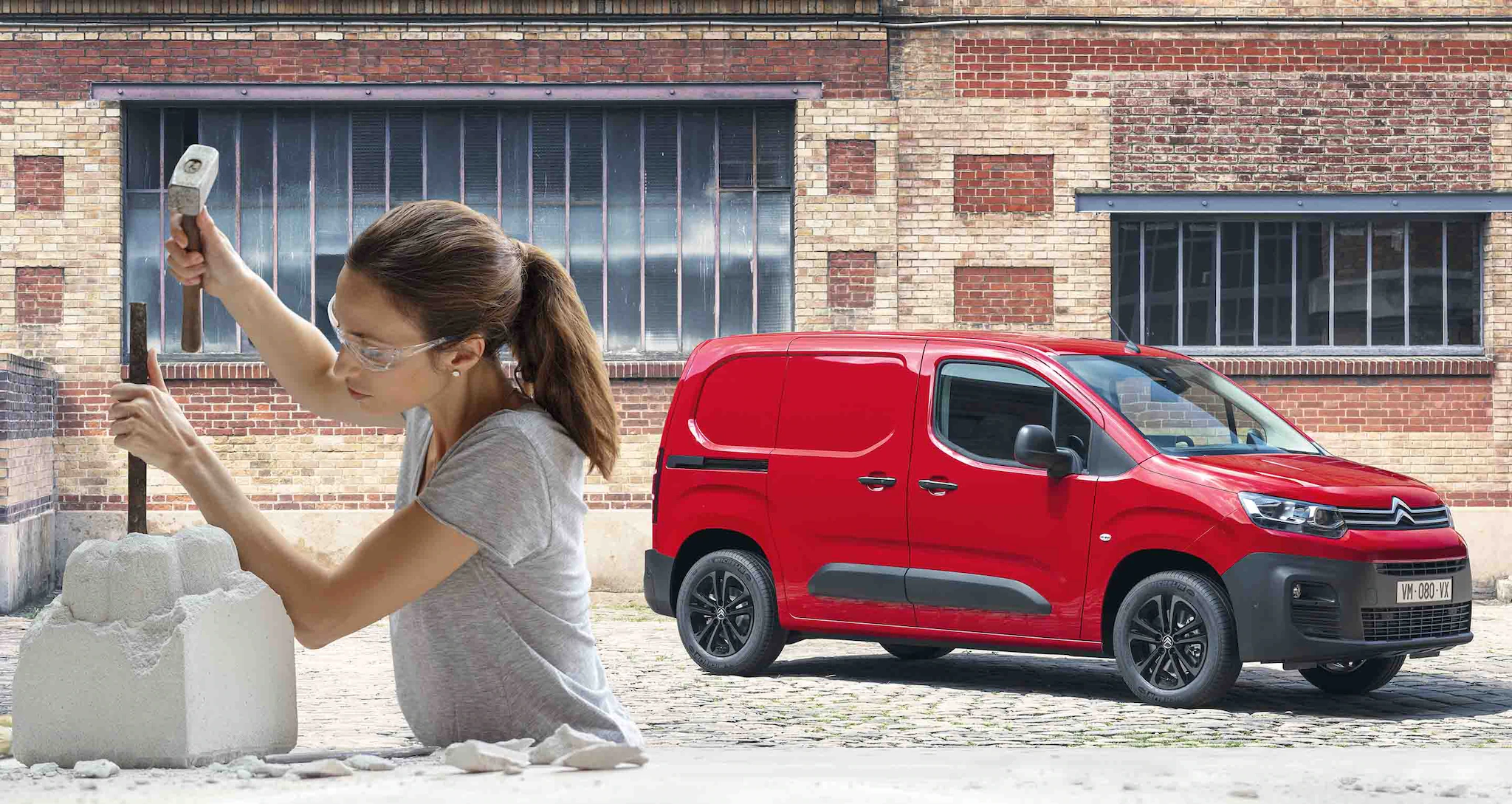 Brauchen Sie einen modernen, robusten und vielseitigen Transporter? Der Citroën Berlingo Van ist die richtige Wahl für Sie. Er passt sich Ihren Anforderungen an und ermöglicht Ihnen die Wahl zwischen 2 Kastenlängen: eine Standardversion der Grösse M mit 4,40 m Länge und eine verlängerte Version der Grösse XL mit 4,75 m Länge. Die Wahl liegt bei Ihnen, je nach Ihrer Aktivität und Ihren Anforderungen.
Er geht sogar noch einen Schritt weiter und bietet in seinem Angebot zwei neue Versionen an, Worker und Driver.