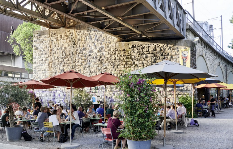 Essen im Freien - hier unter dem Viadukt