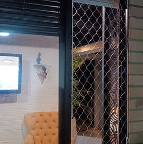 Malla de seguridad para ventana instalada en una casa de Bogotá, diseñada para evitar caídas.