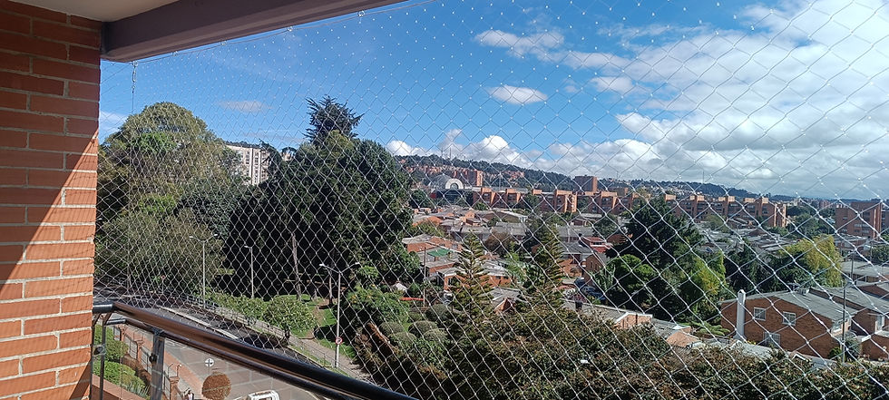 Primer plano de una malla de seguridad instalada en un balcón, mostrando su diseño resistente y discreto para proteger a niños y mascotas sin afectar la vista.