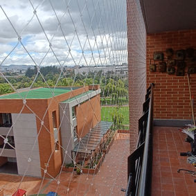 Malla de seguridad instalada en un balcón para protección de niños y animales.