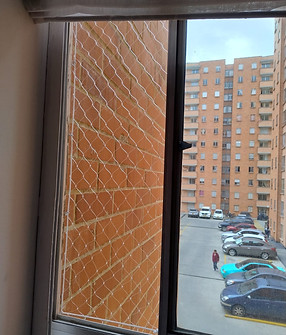Malla de seguridad instalada en una ventana para evitar caídas y garantizar la protección del hogar.