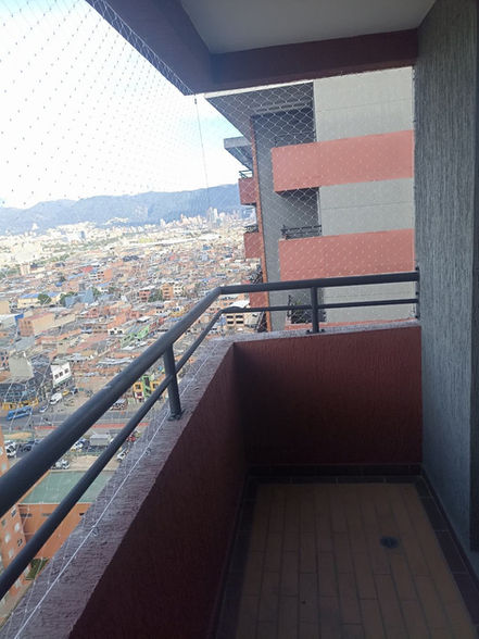 Malla de seguridad instalada en lateral de balcón residencial