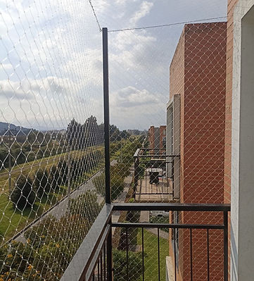 Malla de protección para balcón en altura instalada en Bogotá