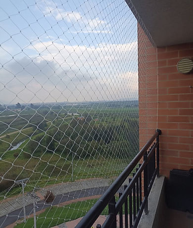 Malla de seguridad instalada en balcón de apartamento en Bogotá