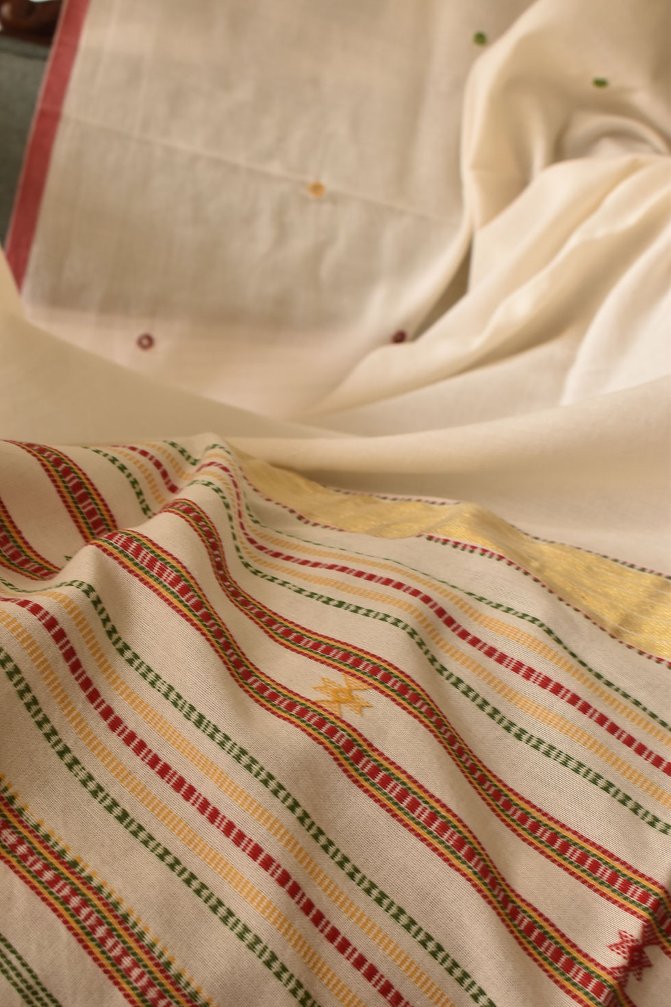 Closeup of woven borders on the Cream Handwoven Bhujodi Mirror Work Dupatta, highlighting its intricate design
