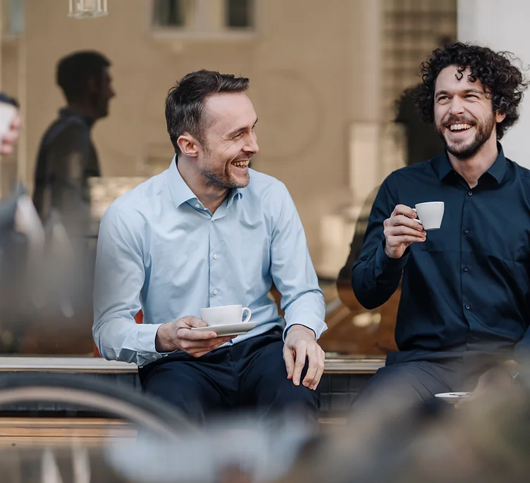 Amigos bebiendo café.webp
