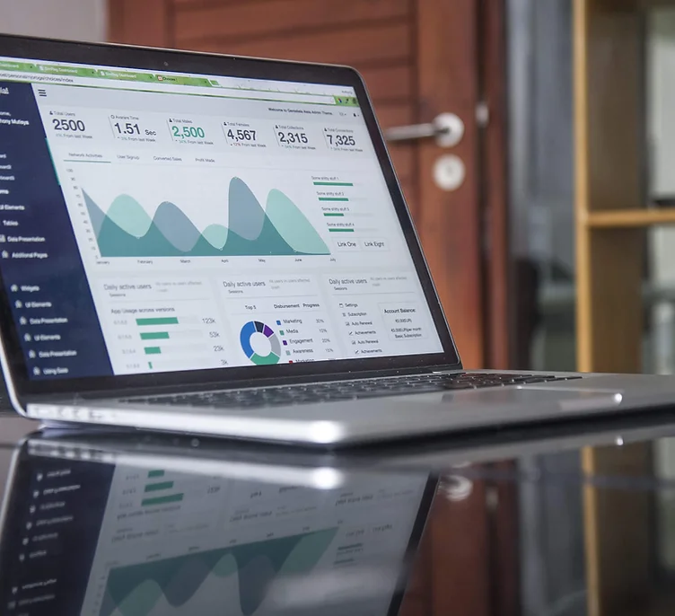 Equipo con el gráfico.webp
