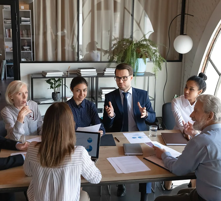 Reunión de negocios en la mesa pequeña.webp