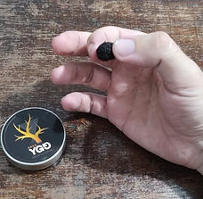 Mão segurando YGG SNUS