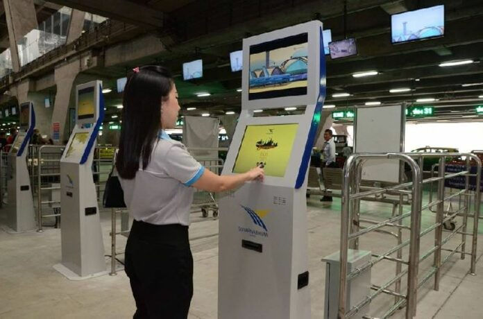 Cliente réservant un taxi à l'aéroport