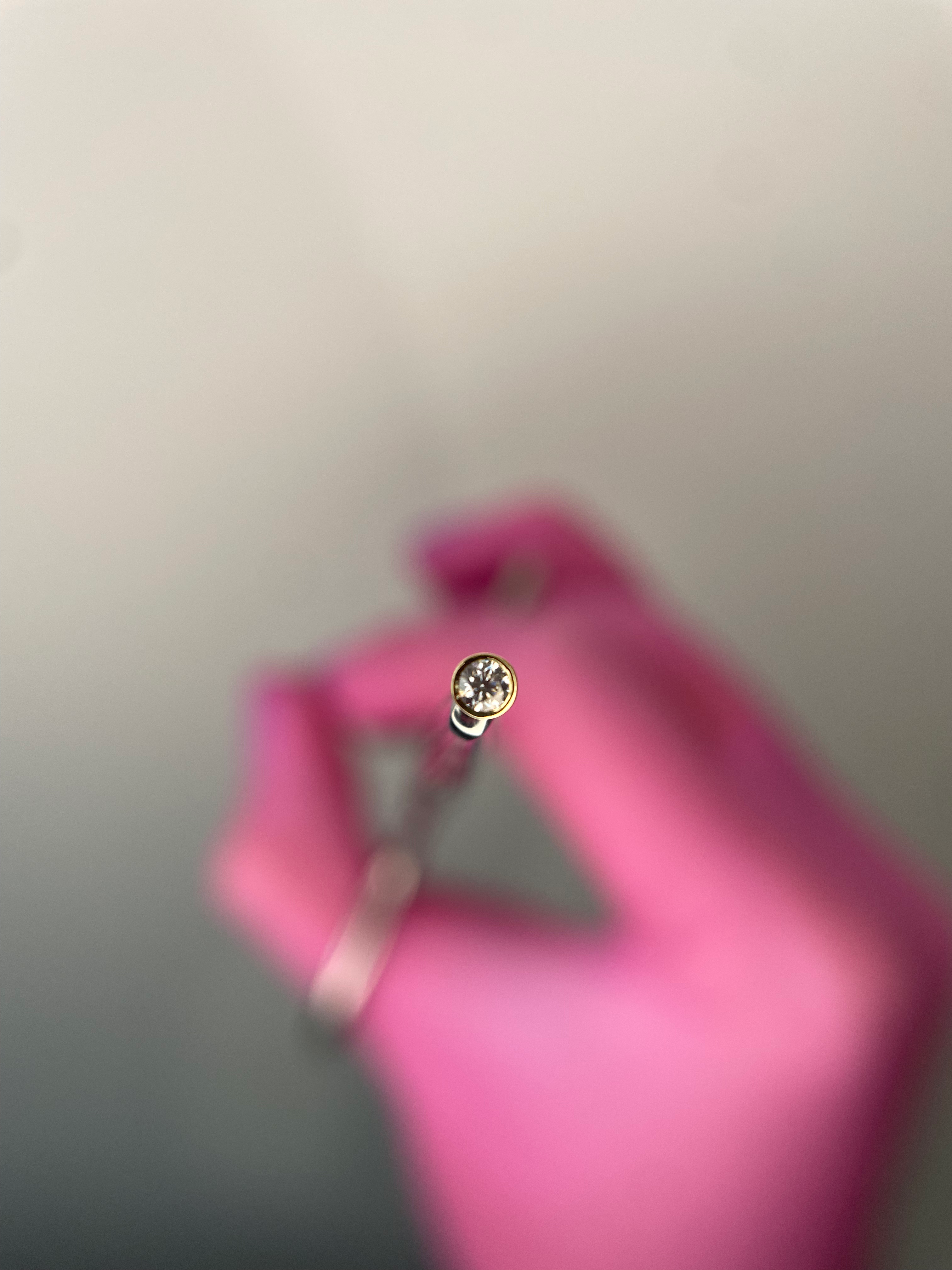 Ponto de luz inglês 2.5mm ouro 18k com diamante sintético