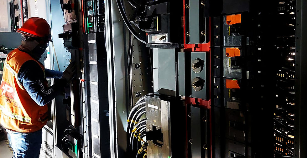 Técnico realizando mantenimiento en sistema de distribución eléctrica industrial de Safran.