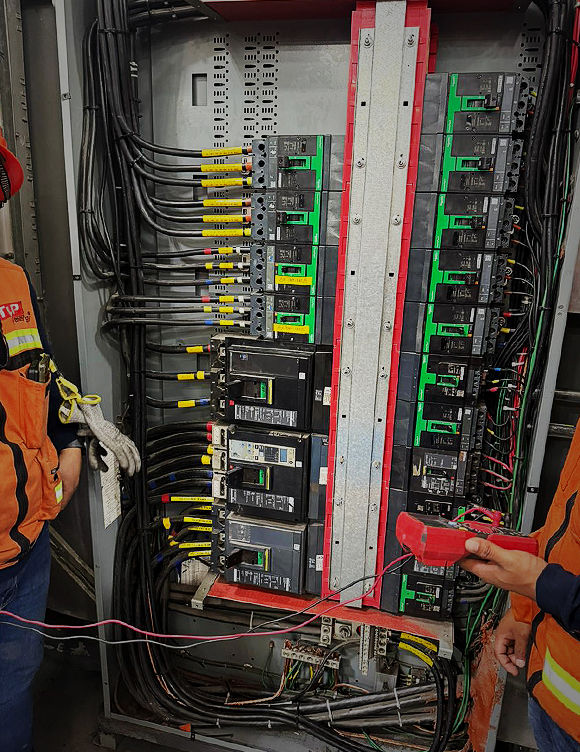 Intervención técnica en tablero de distribución eléctrica dentro de instalaciones industriales de Truper.