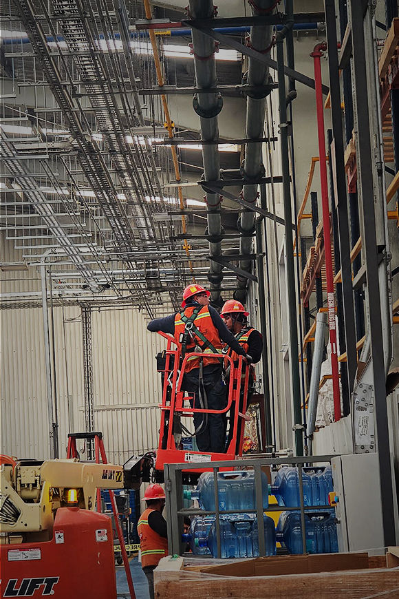 Instalación de infraestructura eléctrica en altura dentro de planta industrial de Truper.