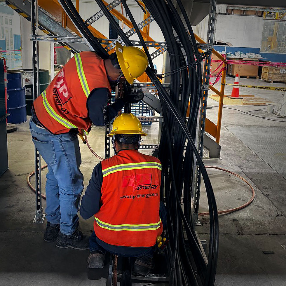 Equipo técnico de TIP Energy trabajando en infraestructura eléctrica industrial con enfoque en seguridad y continuidad operat