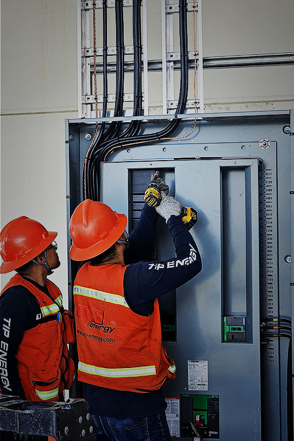 Técnicos realizando intervención en tablero eléctrico industrial en instalaciones de AlEn del Norte.