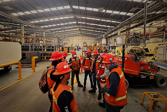 Equipo técnico de TIP Energy durante trabajos de obra eléctrica en planta de Truper.