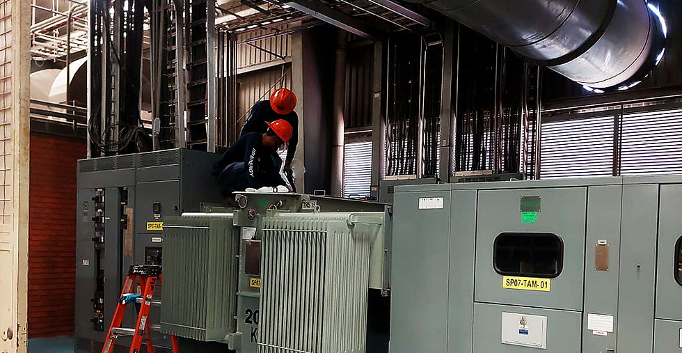 Transformador de potencia durante trabajos de mantenimiento especializado en instalaciones de Truper.