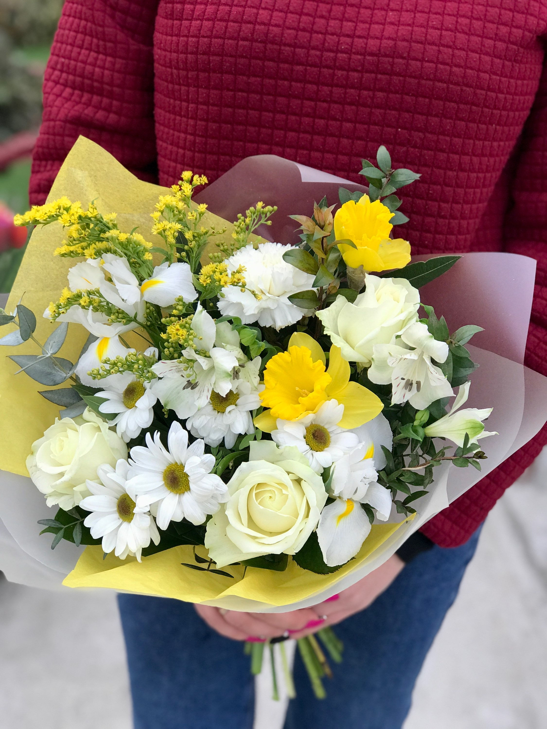 Букет из роз, ирисов, нарциссов, хризантем