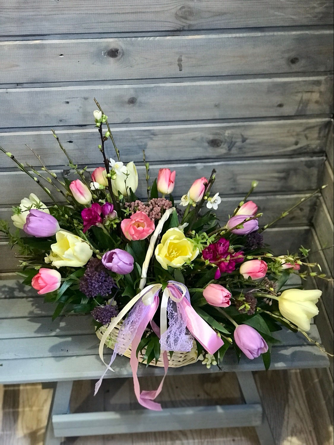 Подарочная корзина цветов "Сеньорита" на 8 марта