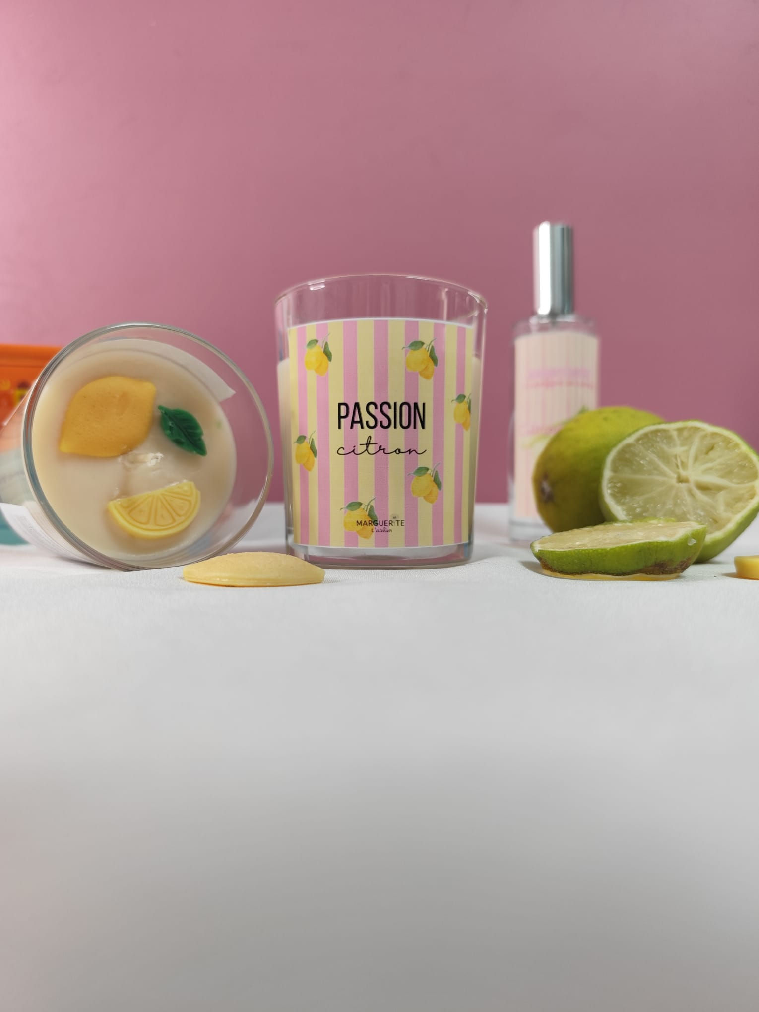 Bougie en pot , avec étiquette rose et jaune Passion citron, avec motif en cire en forme de citrons