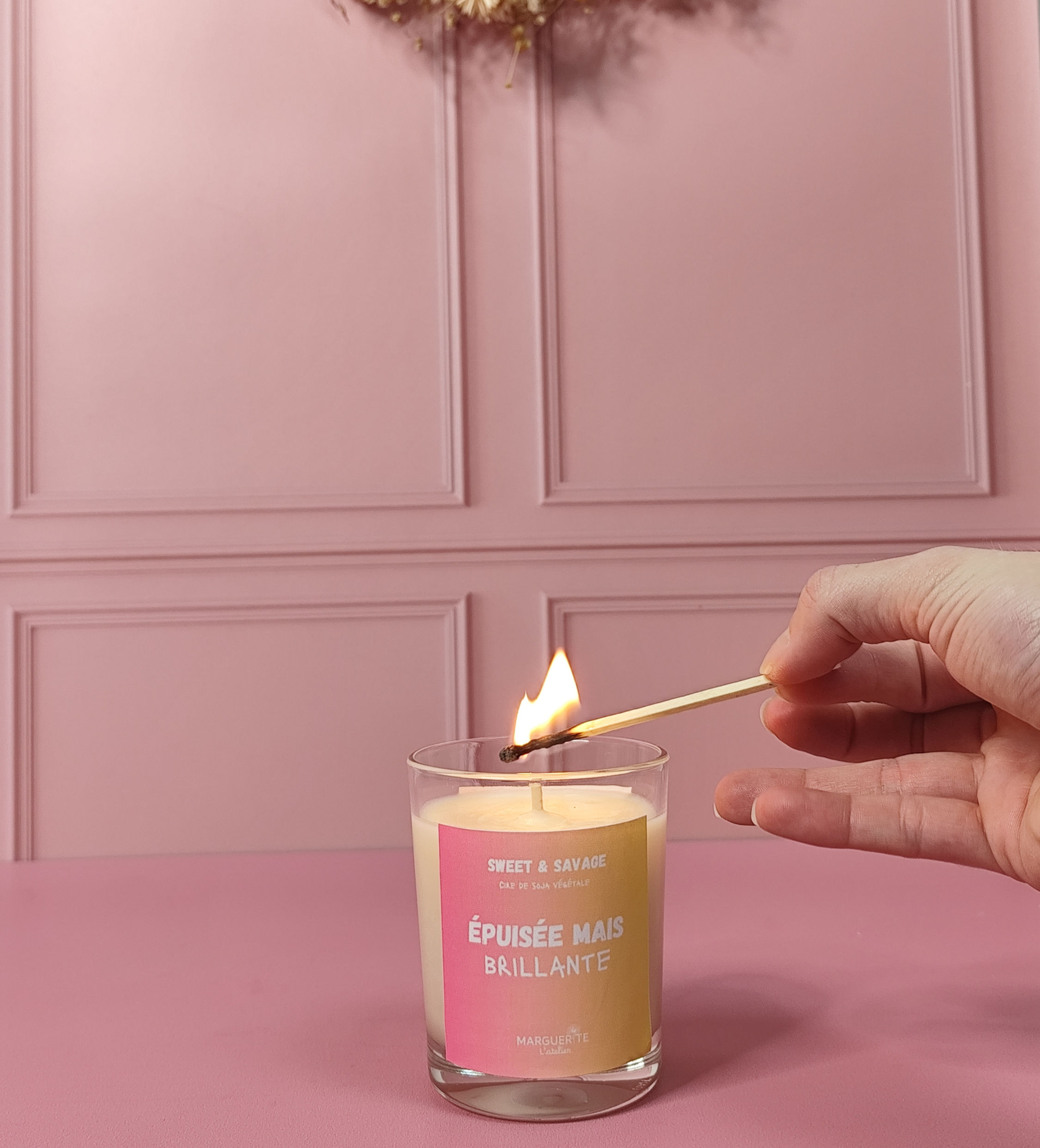 bougie à message " épuisée mais brillante" étiquette rose avec dégradée de jaune