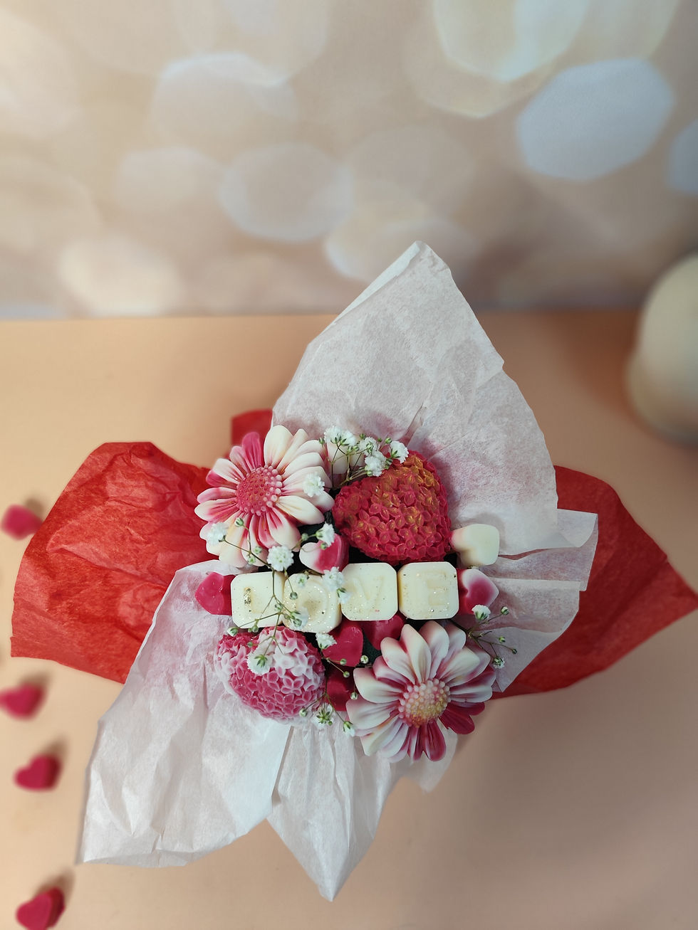 Miniature : Bouquet éternel de fondants parfumées, marguerite rouges et blanches, cœur rouges et blancs et inscription LOVE en blanc