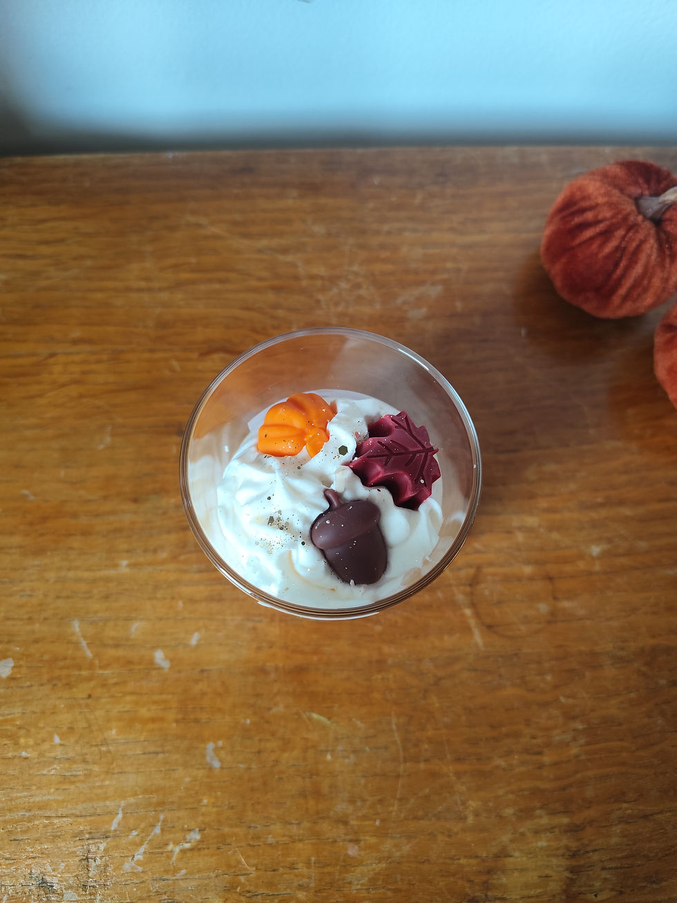 Bougie base orange marbré avec chantilly blanche et décor d'automne