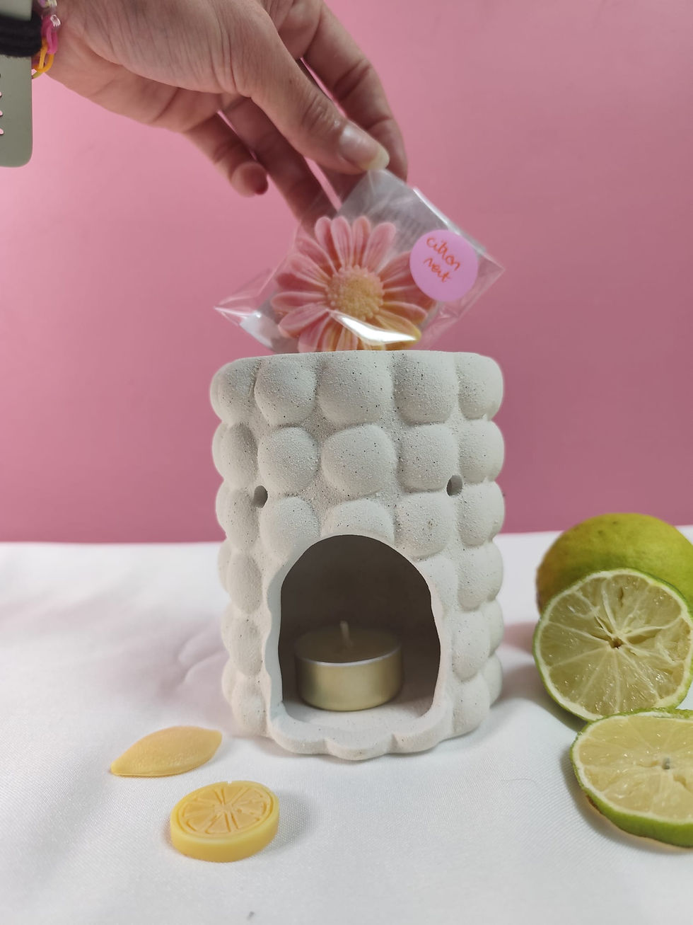 Fondant parfumé forme Marguerite posé sur un brûleur