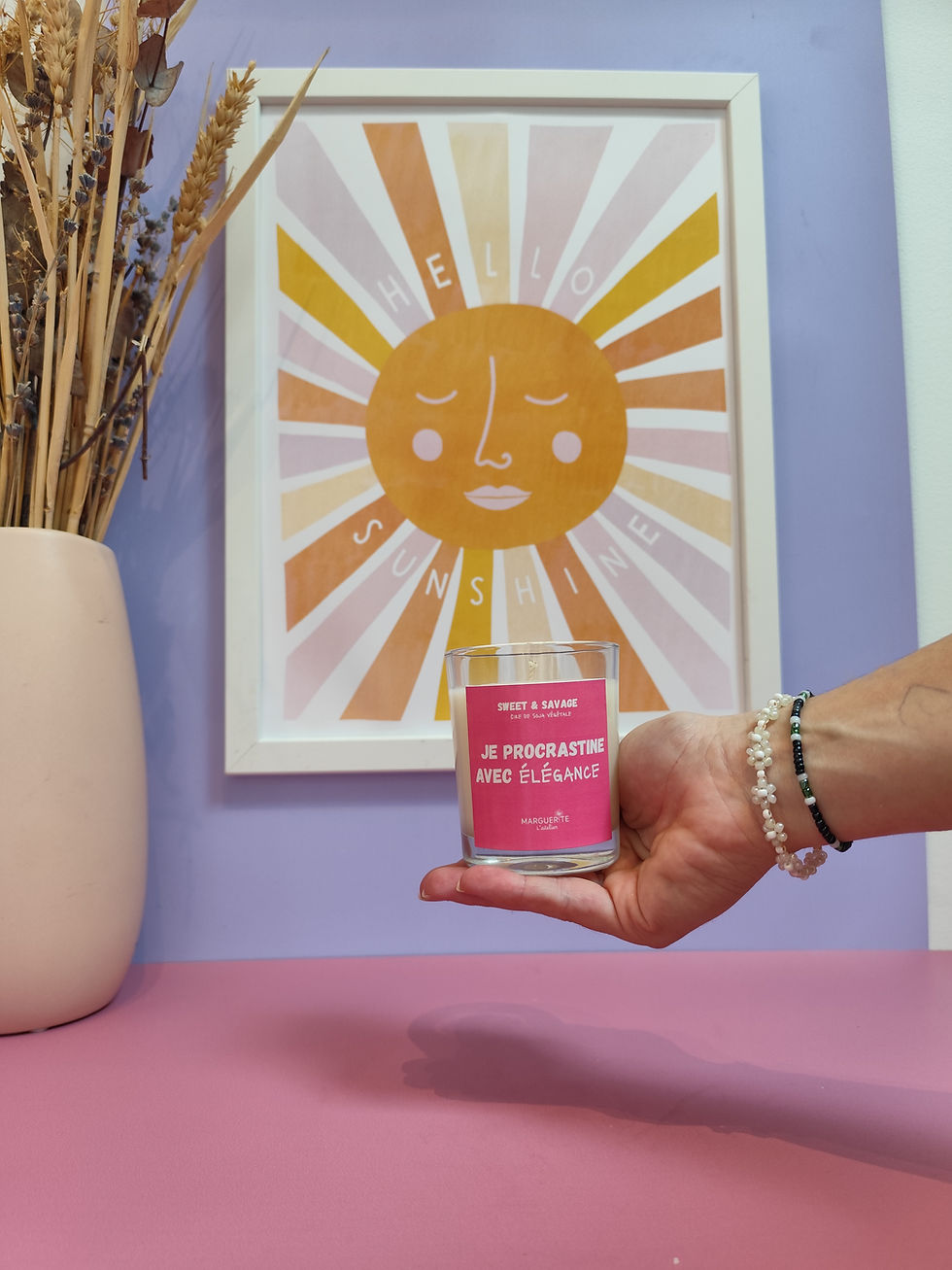 bougie à message " je procrastine avec élégance" étiquette rose flashy